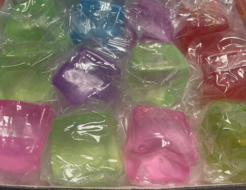 קוביית קרח צבעוני